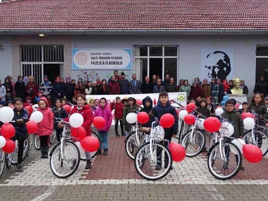 Havran'da kırsal mahalledeki 100 hediye bisiklet