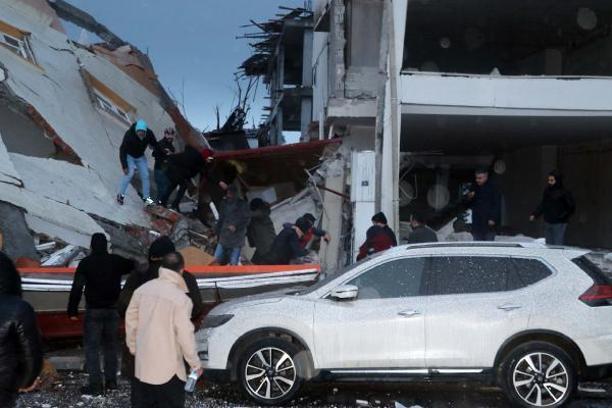 Kahramanmaraş merkezli 7.7 büyüklüğünde deprem; 5 bölge sallandı, çok sayıda ilde yıkım var/ Ek fotoğraf