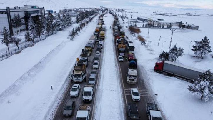 Deprem bölgesine giden araçlar kar nedeniyle 10 kilometrelik kuyruk oluşturdu; yol dronla görüntülendi