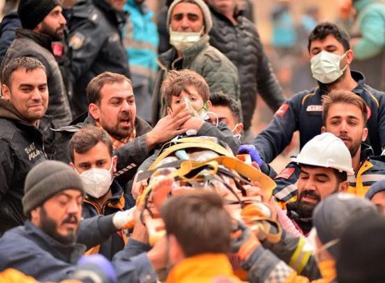 Gaziantep’te aynı aileden 3 kişi 108’inci saatte enkazdan kurtarıldı; Ela döner istedi