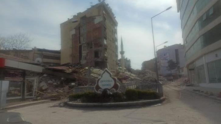 Malatya'da 5.6 büyüklüğünde deprem; hasarlı bazı binalar yıkıldı