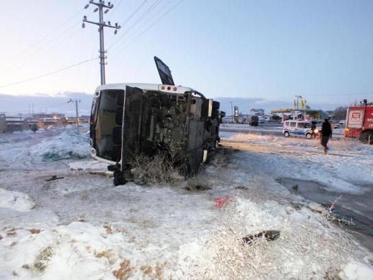 Yozgat'ta yolcu otobüsü devrildi: 1 ölü, 25 yaralı (2)