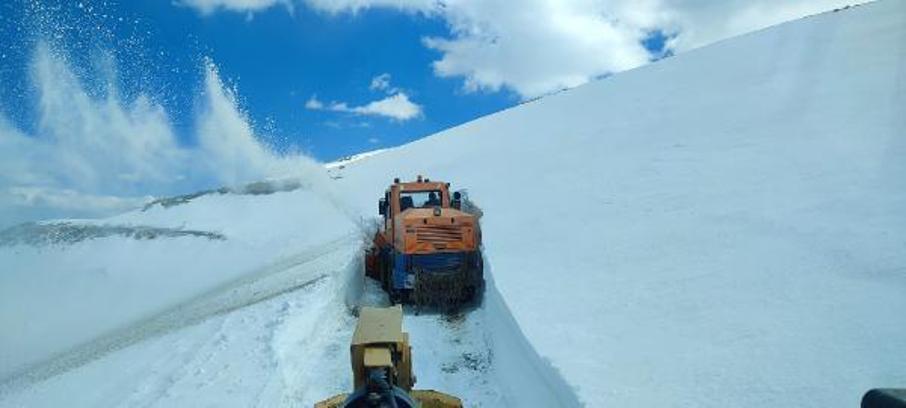 Van'da kardan kapanan 75 yerleşim biriminin yolu, ulaşıma açıldı