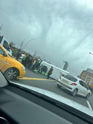 Ankara'da işçilerin taşındığı servis minibüsü ile otomobil ve kamyonet çarpıştı: 6 yaralı