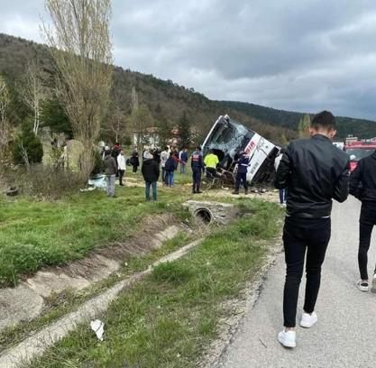 Bilecik'te yolcu otobüsü şarampole devrildi: 12 yaralı