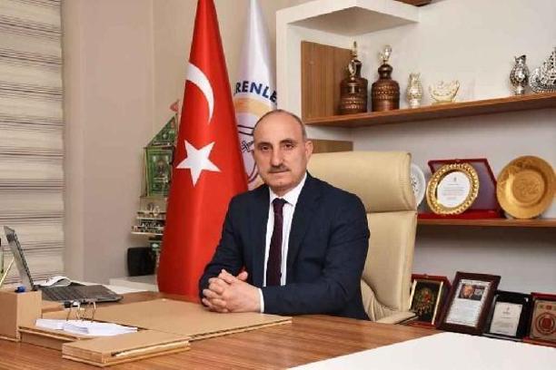 Makamında kalp krizi geçiren Erenler Belediye Başkanı, hayatını kaybetti