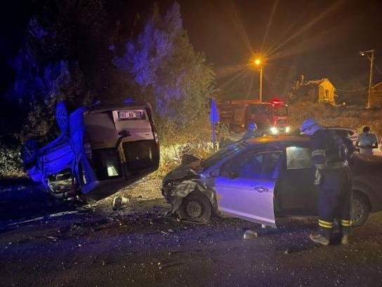 Eskişehir'de hafif ticari araç ile otomobil çarpıştı: 1'i ağır 6 yaralı