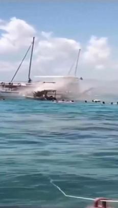 Tur teknesinde yangın çıktı, tatilciler panikle denize atladı