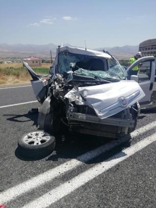 Elazığ'da traktör ile hafif ticari araç çarpıştı: 5 yaralı