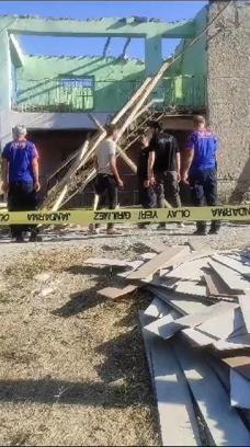 Elazığ'da ağır hasarlı evin yıkımı sırasında balkon çöktü: 2 yaralı