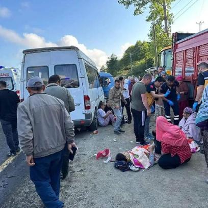 Fındık işçilerini taşıyan minibüsler çarpıştı: 15 yaralı