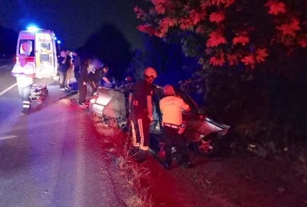 Otomobil şarampole yuvarlanıp ağaca çarptı; baba ve oğlu öldü, 2 kişi yaralandı