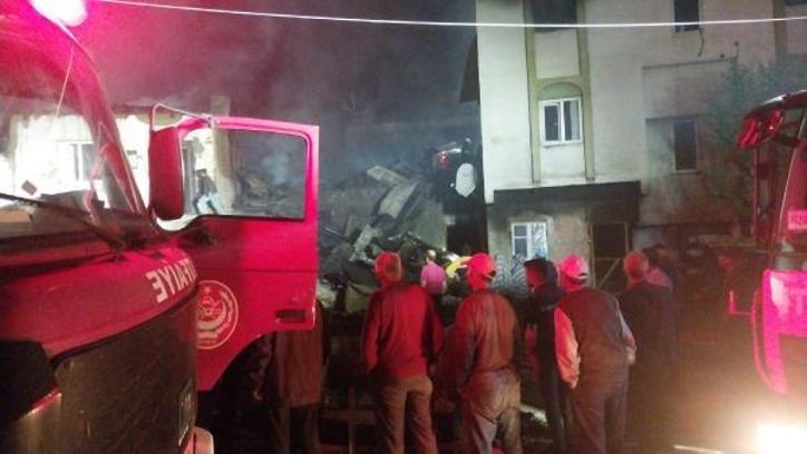Erzurum'da bir evde çıkan yangında alevlerin sıçradığı 7 ev ve 8 ahır kül oldu (2)