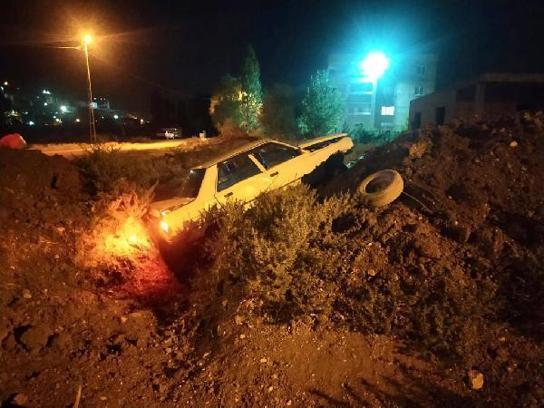 Toprak yığınına saplanan otomobildeki 4 kişi yaralandı