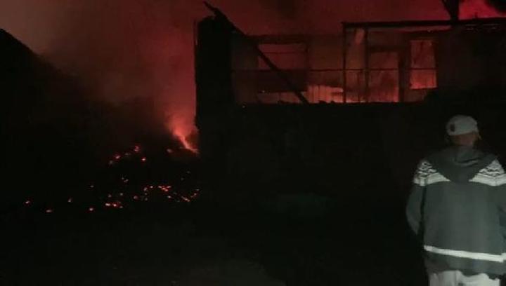 Amasya’da 2 ev, 2 garaj ve 1 samanlık yandı