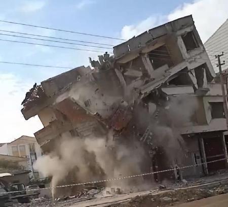 Adıyaman'da depremde hasar gören 3 katlı bina iş makinesiyle yıkıldı