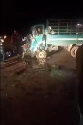 Sakarya'da otomobil ile kamyonet çarpıştı; baba- oğul öldü, 3 yaralı