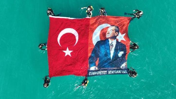 Akdeniz'de Türk bayrağı ve Atatürk posteri açtılar