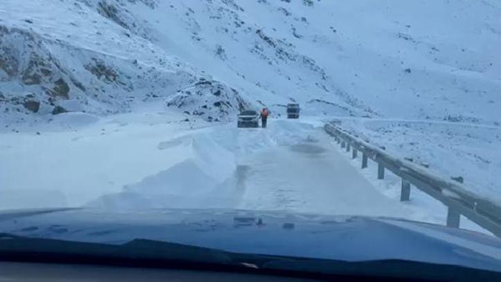 Bayburt'ta karda mahsur kalan sürücü kurtarıldı