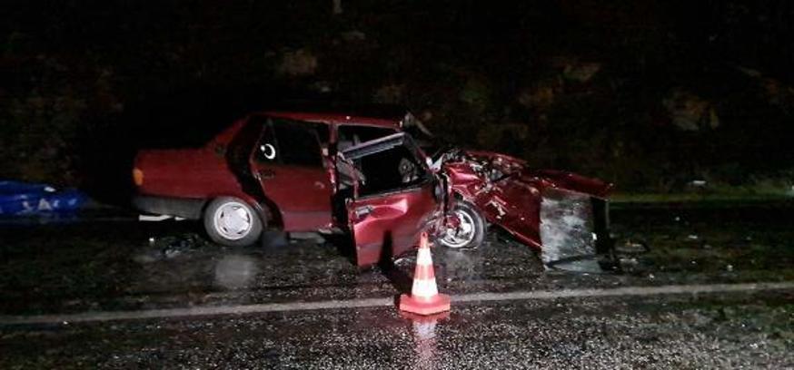 İzmir'de otomobiller çarpıştı; belediye personeli öldü, sürücü ağır yaralı