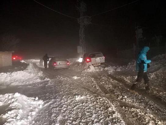 Yaylada kar nedeniyle mahsur kalan 13 kişi kurtarıldı