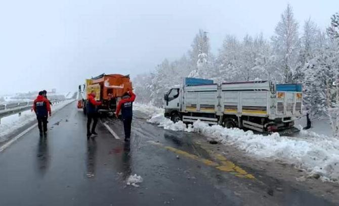 Ardahan'da kar yağdı, kaldırımlar buz tuttu, okullar tatil edildi
