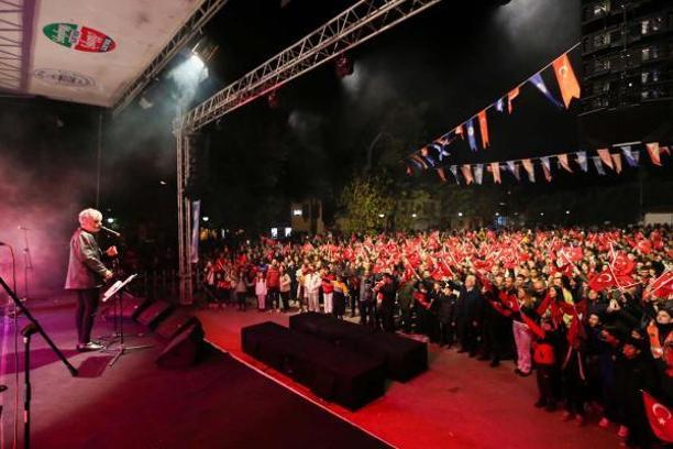 Muğla'da Öğretmenler Günü ve Cumhuriyet'in 100'üncü yılına özel Manuş Baba konseri