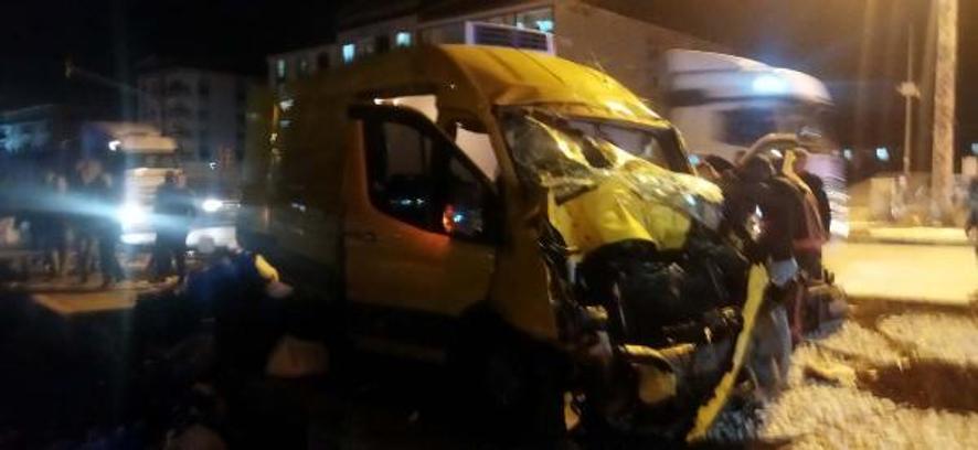 Servis minibüsüyle kamyonet çarpıştı: 7 yaralı