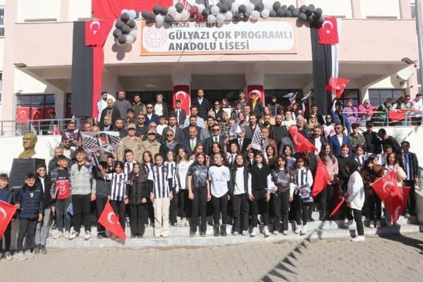 İstanbul’dan gelen Beşiktaş taraftar grubu Uludere’de forma dağıttı