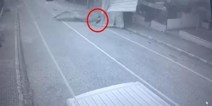 Yalova'da fırtınanın savurduğu çatı 2 kişiye çarptı (2)