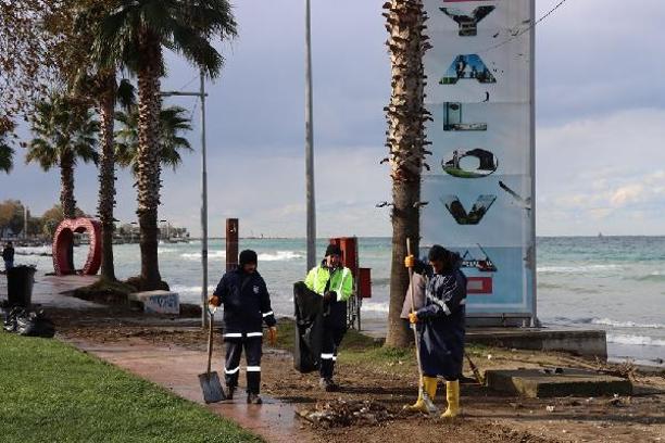 Yalova Belediyesi ekipleri fırtınanın ardından sahillerde temizlik çalışması gerçekleştirdi