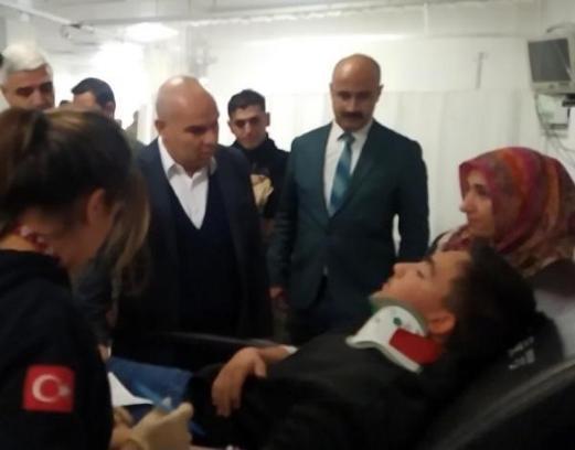 Okul servisi ile kamyonet çarpıştı; 2'si ağır, 20 öğrenci ile sürücü yaralı
