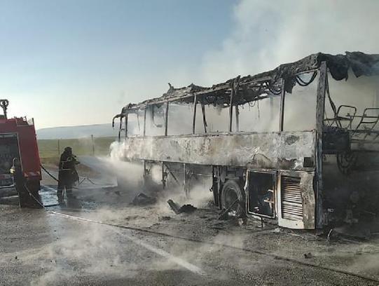 Seyir sırasında alev alan yolcu otobüsü yandı