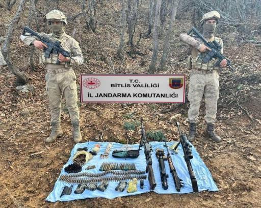 Bitlis kırsalında PKK'nın silah, mühimmat ve yaşam malzemesi ele geçirildi