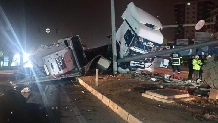Kırıkkale'de TIR, refüj ile trafik ışıklarının direğine çarptı: 2 yaralı