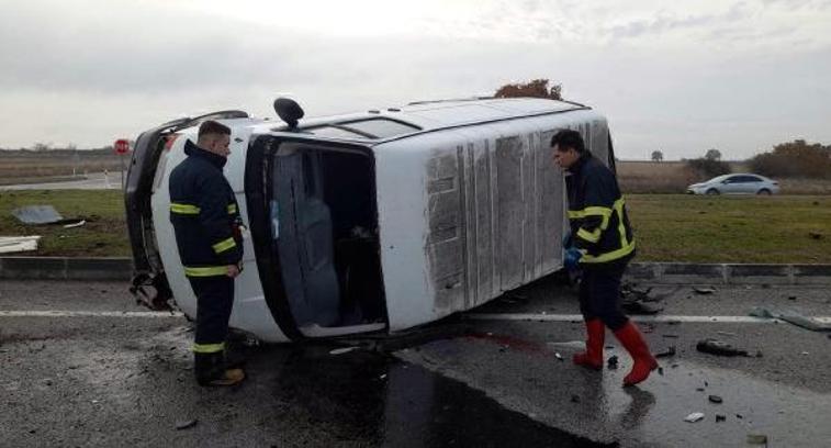 Kırklareli'de otomobil ile minibüs çarpıştı: 1 ölü, 2 yaralı