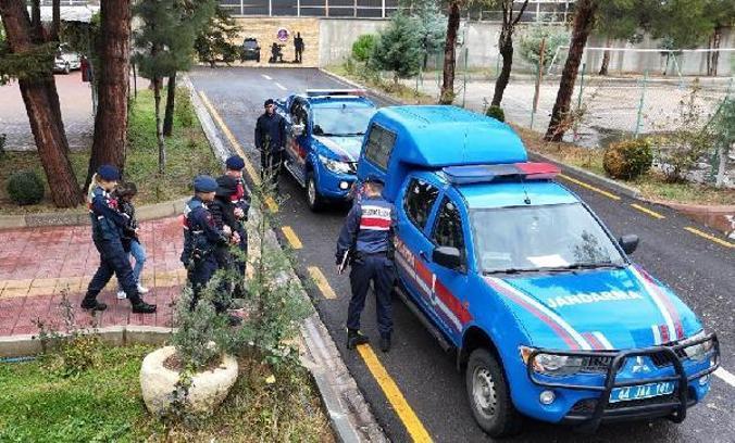 Malatya'da girdikleri evde kadını darbedip soygun yapan silahlı 2 şüpheli yakalandı