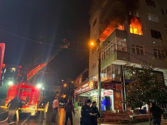 Sakarya'da 4 katlı apartmanda yangın; mahsur kalan 7 kişi kurtarıldı