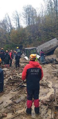 Zonguldak'taki heyelan; toprak altında kalan anne ile oğlu aranıyor / Ek Fotoğraf