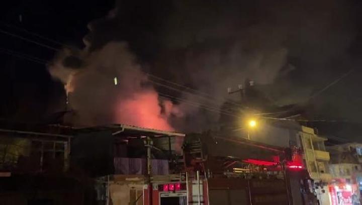 2 katlı ev yandı, 1 kişi dumandan etkilendi