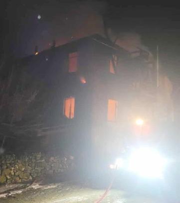 Çorum’da 3 katlı ahşap ev yandı: 1 ölü