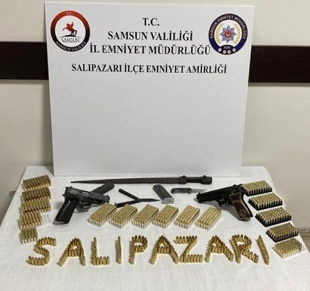 Samsun'da 2 eve operasyon; silah, mermi ve kama ele geçirildi