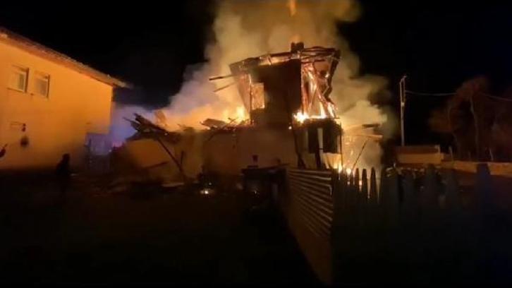 Karabük'te 2 katlı ahşap ev alev alev yandı