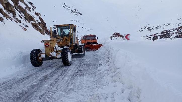 Kar ve çığın kapattığı Hakkari-Şırnak kara yolu, ulaşıma açıldı