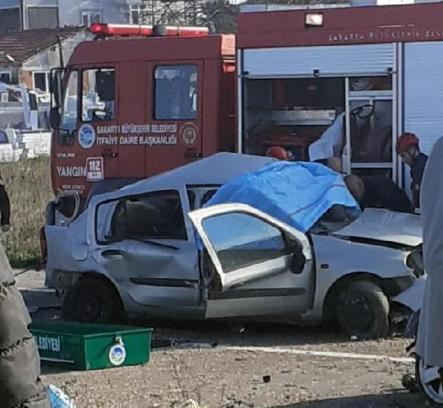 Sakarya'da iki otomobil kafa kafaya çarpıştı: 1 ölü, 2 yaralı