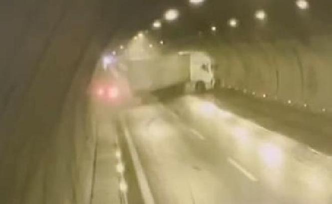 Aydın'da tünel içerisindeki zincirleme kaza kameralara yansıdı: 2 yaralı
