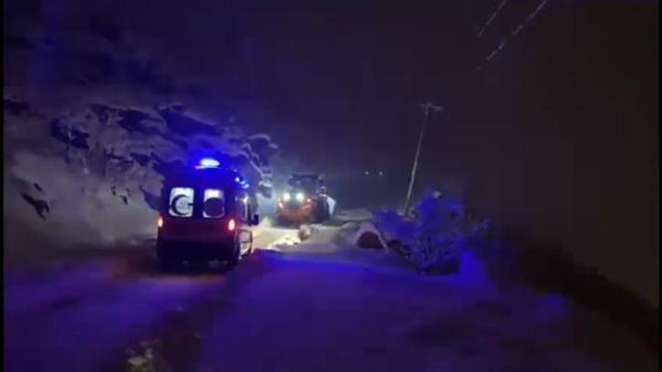 Kardan yolu kapanan köydeki hasta, 3 saatlik çalışmayla hastaneye ulaştırıldı