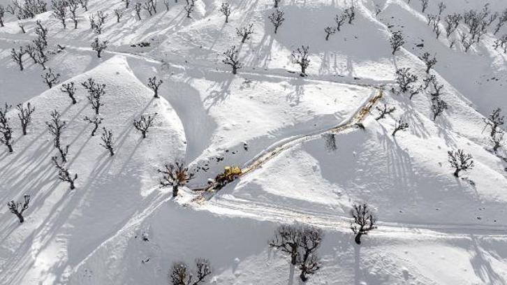 Sason’da 32 yerleşim yerinin yolu kardan kapandı