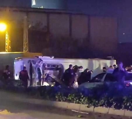 Çevik Kuvvet midibüsü devrildi: 11 polis yaralı