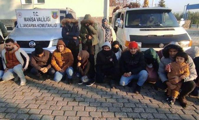 Manisa'da 44 kaçak göçmen yakalandı, 2 organizatör şüphelisi tutuklandı